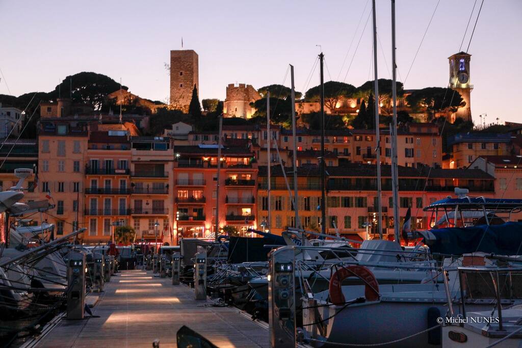 Vue du Suquet à la tombée de la nuit