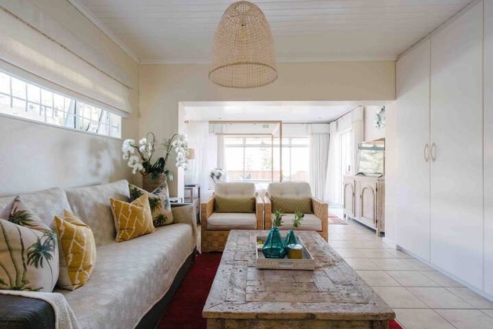 Houtbay, upmarket 8 sleeper with Jacuzzi & Pool gallery image 4