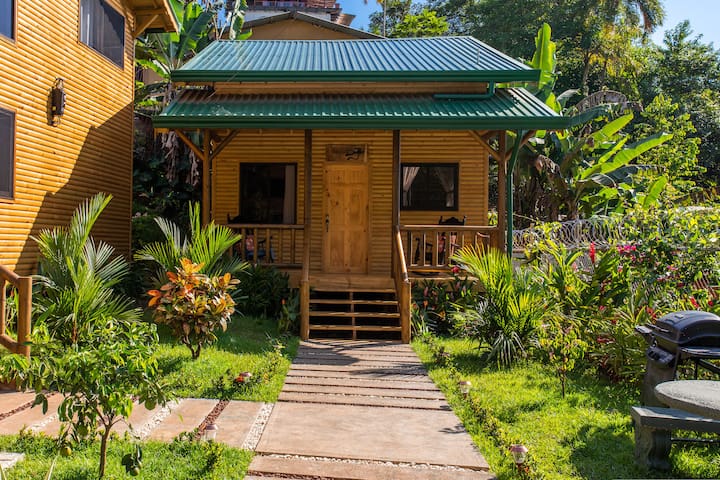 Eco-Cabin in ManuelAntonio,Loft, AC, Pool &Parking