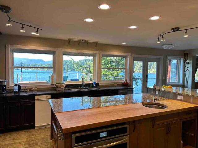 Stunning waterfront house(1～25people )2acres gallery image 4