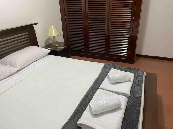 Begane grond slaapkamer met tweepersoonsbed en inbouwkast. Het omvat het gebruik van een handdoekenset (bad en gezicht).