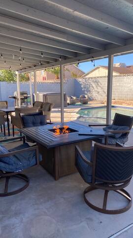 5 Bedrooms 5 miles to the Strip Pool Hot tub for gallery image 5