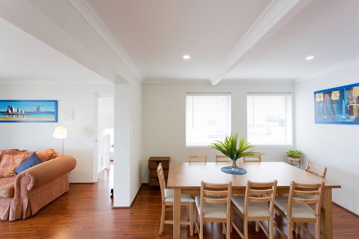 Mandurah Beachfront bring your faminly and dog! gallery image 4