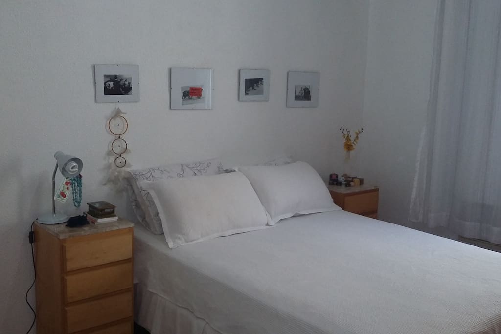 Cama de casal e ar condicionado para não sentir calor no verão.