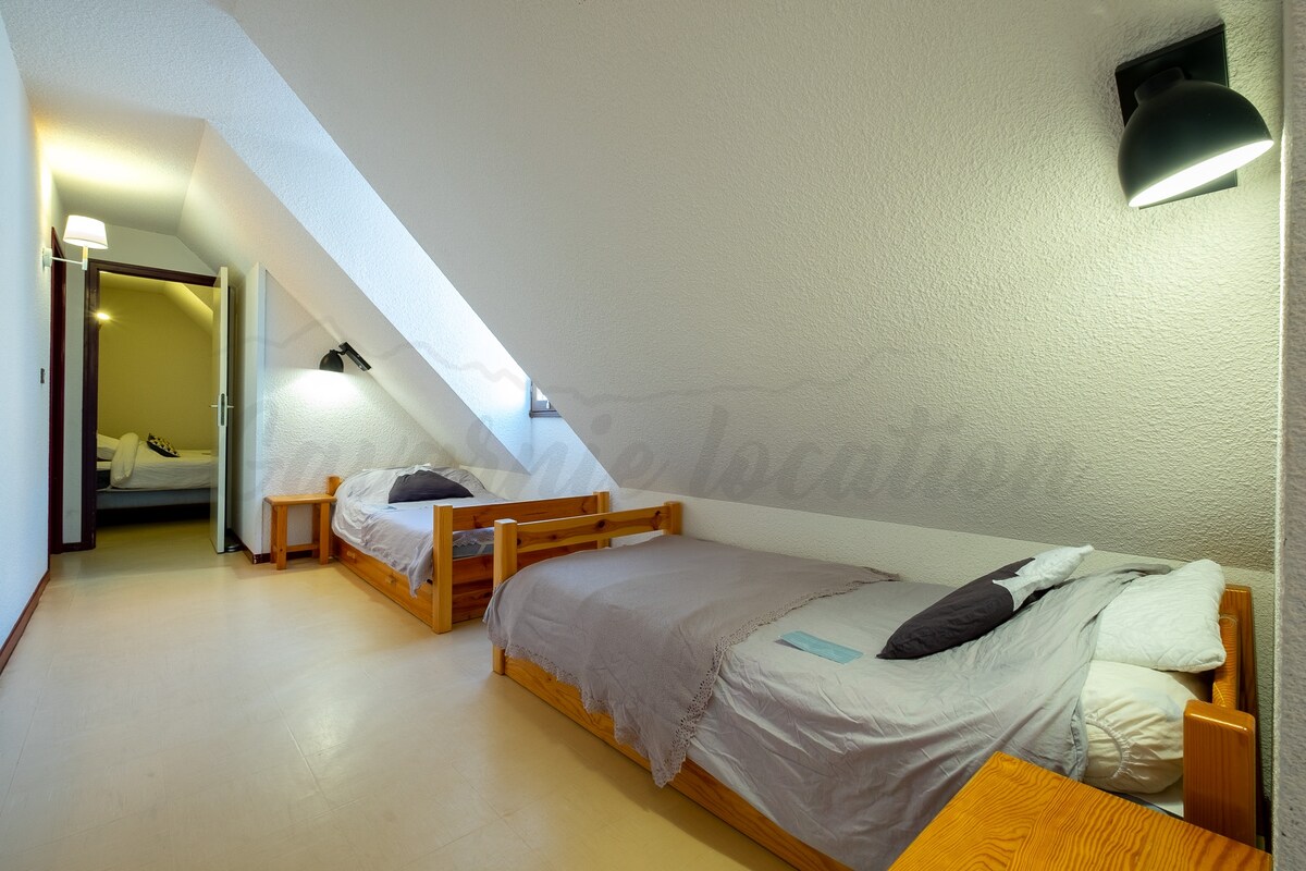 พื้นที่สำหรับนอนพร้อมเตียงเดี่ยวสองหลัง