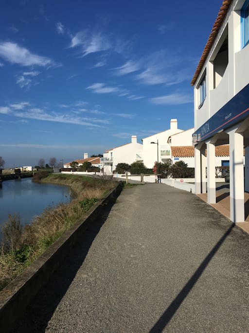 Piste cyclable devant l'appart : accès aux plages côté Jacobsen ou sinon jusqu'à Luzeronde, en passant par les marais