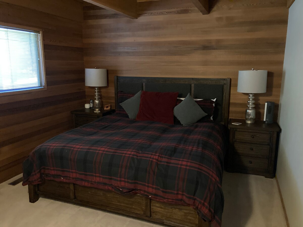 楼下卧室配有一张2米宽双人床！