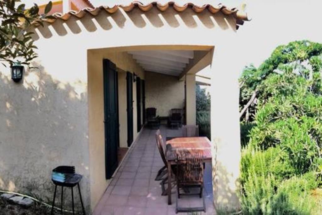 Dans un cadre luxuriant cet appartement de 40 m2 avec terrasse et jardin à une vue imprenable sur la baie de l’Ile Rousse