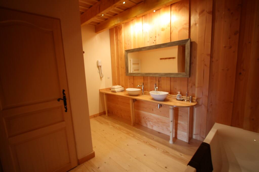 Salle de bains avec baignoire.