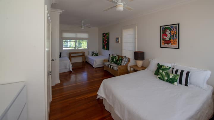 Спална соба 3 со брачен, брачен и единечен кревет (широк 180-220 см)