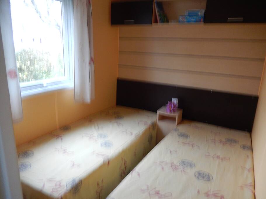 chambre 2 lits / penderie