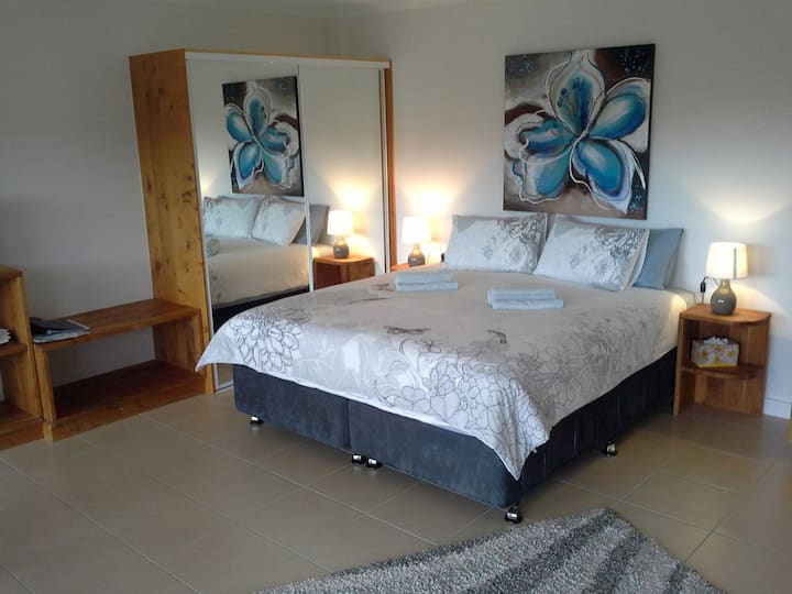 udoban bračni krevet (širine 180-220 cm)