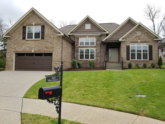 ★Spring Hill Spacious & New w/ Pool Access★