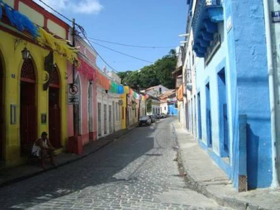 Rua do Amparo, que possui diversos ateliês, museus, bares e restaurantes. Principal rua da boemia do Sítio Histórico, a poucos metros da residência.