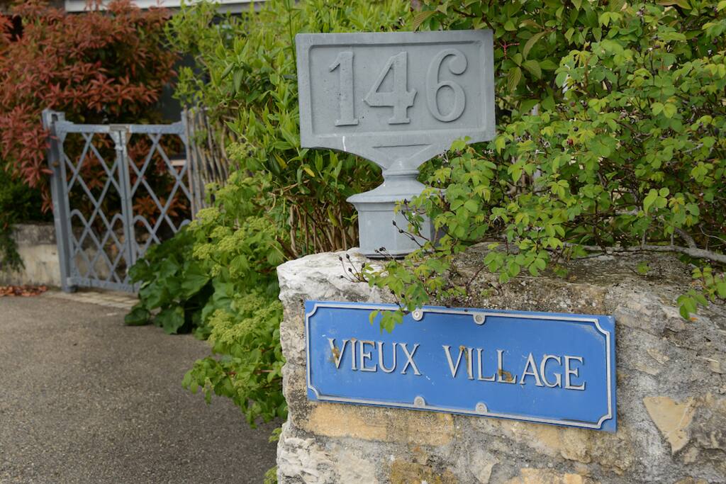 Entrée et parking
