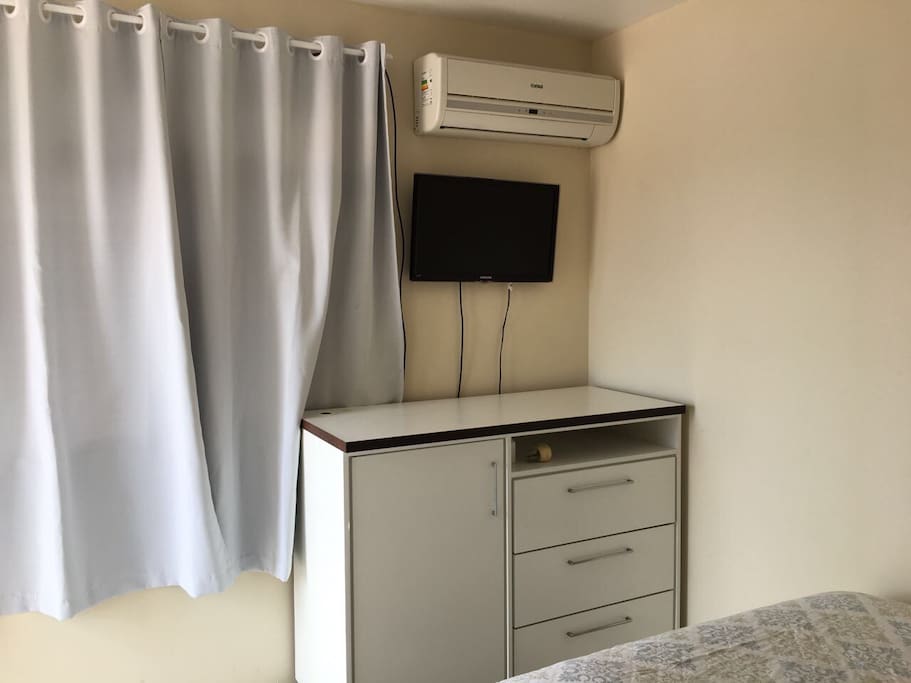 Ar condicionado,tv e armário