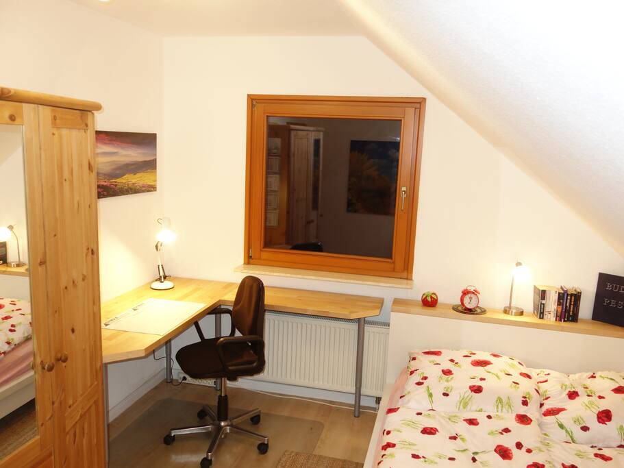 Gästezimmer mit Schreibtisch