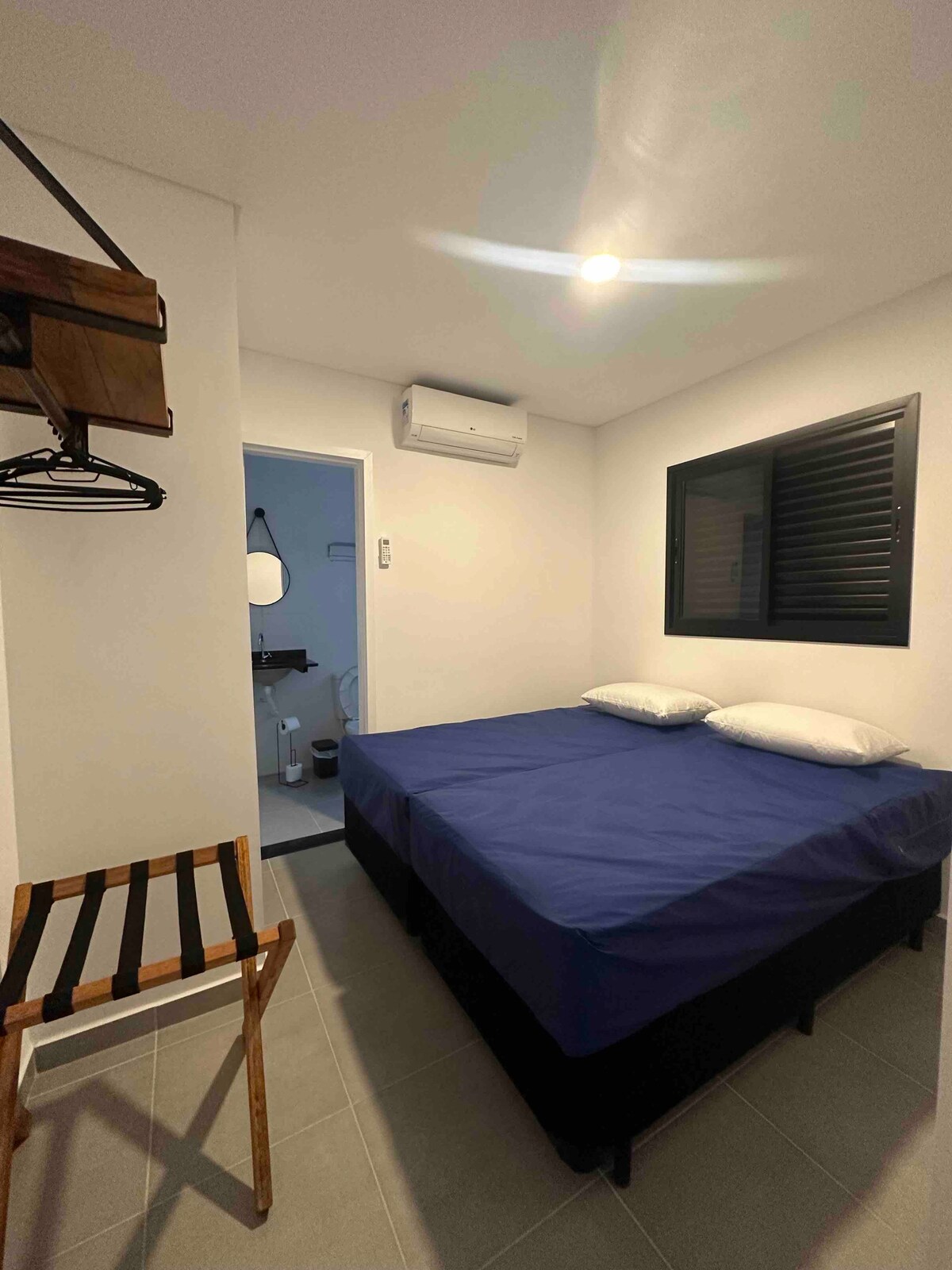 Просторен апартман, (спална соба 2) кревет во кутија кој може да се одвои за два единечни кревета. Нов душек со прекривка за да се обезбеди потребното чистење. Перници. Нов клима уред Розови пероба шкафови со закачалки, полица за багаж. 