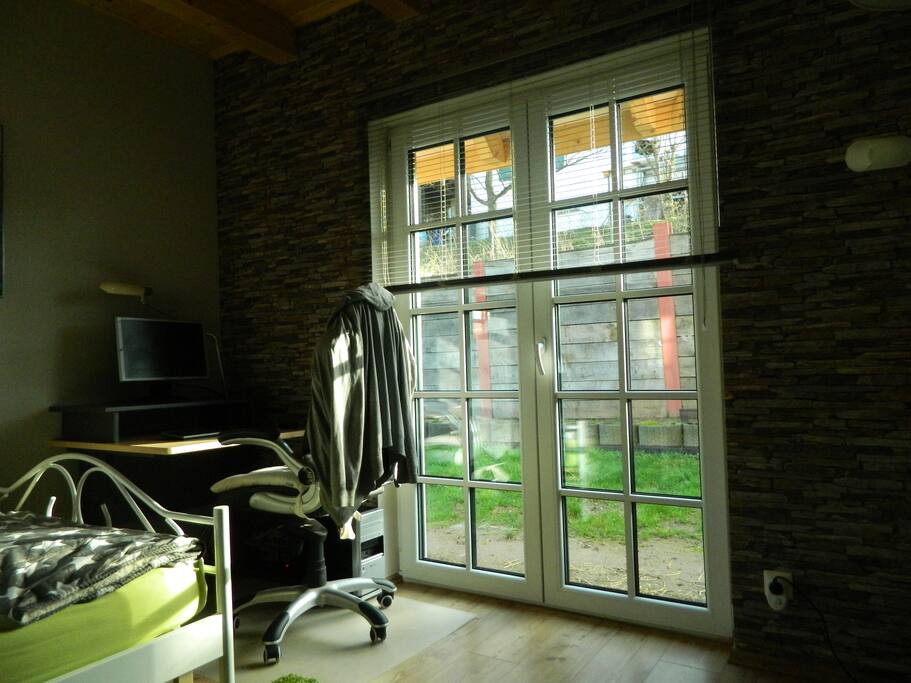 Schlafzimmer 1 mit Zugang zum Garten
