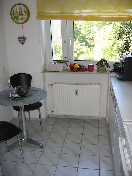 Küche mit kleinem Bistrotisch