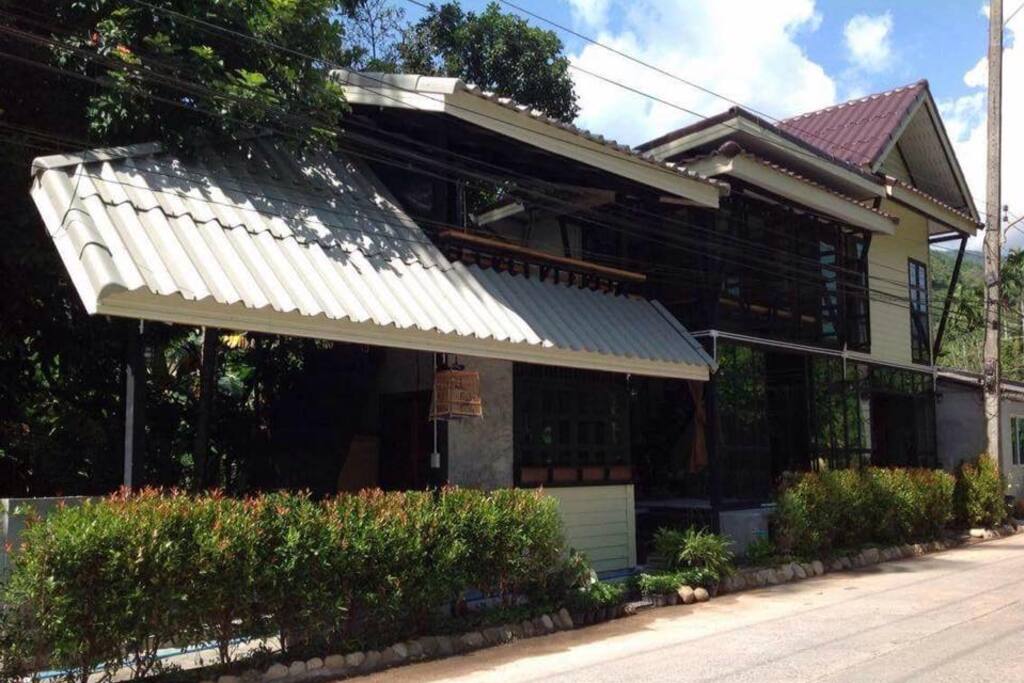ในบวิเวณเดียวกันมีร้านกาแฟ