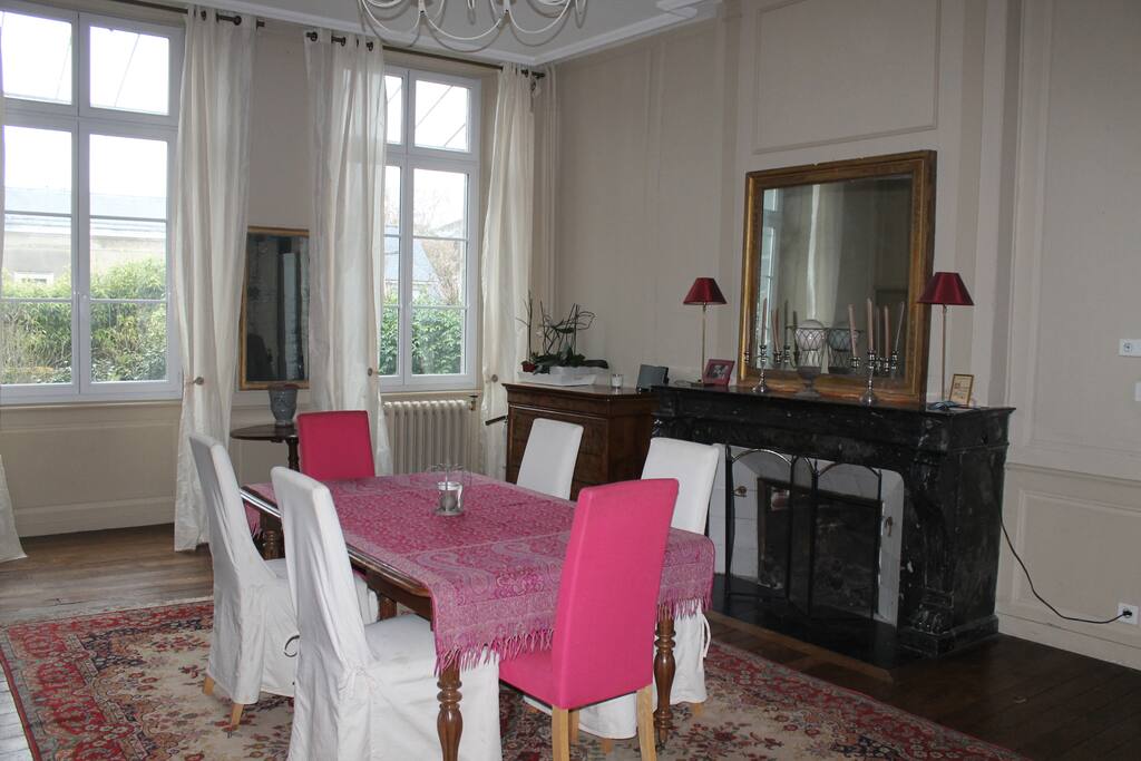 salle à manger où le petit déjeuner est servi sur réservation