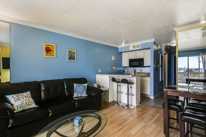 可爱的开放式起居区，景观优美，自然光线充足。 