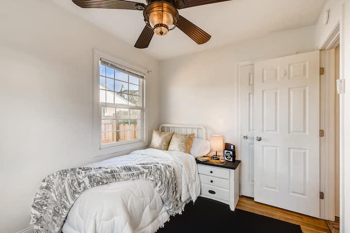 ห้องนอนเตียงคู่