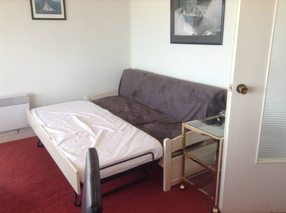 Lit gignogne du salon déplié : un grand couchage pour deux personnes ou deux couchages séparés d'une personne.