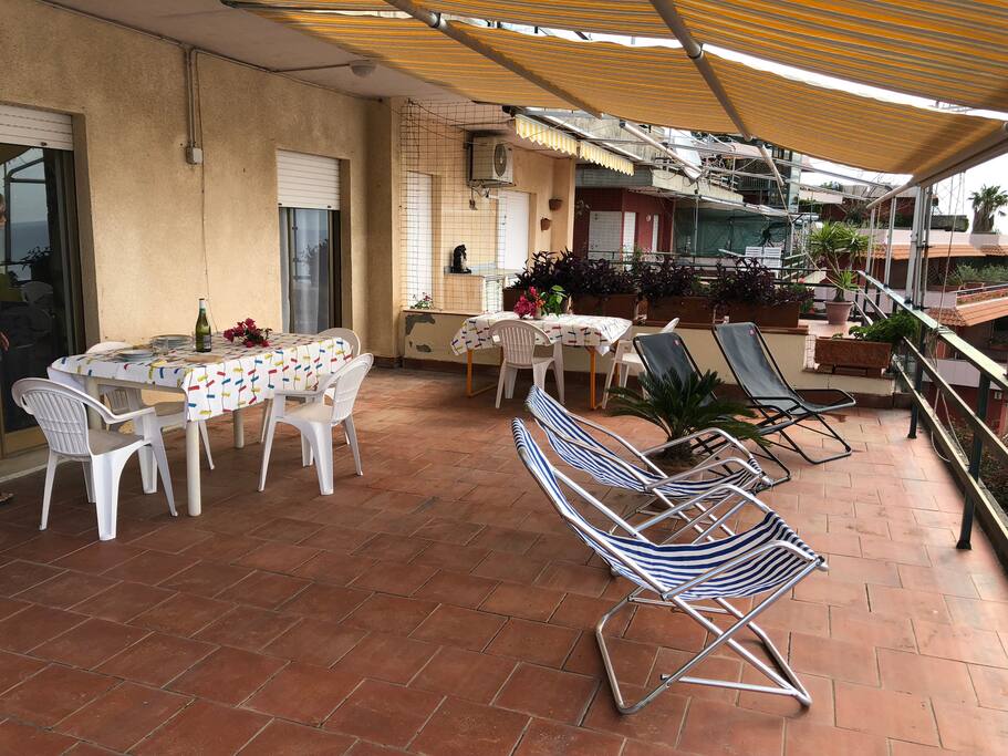 La terrazza è fornita di sdraie, lettini, tavoli e sedie per godere appieno del panorama
