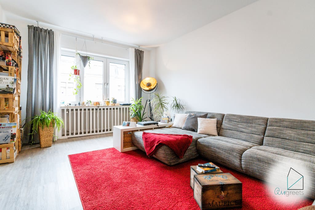 The light-flooded living room offers a large sofa which is also usable as a sofa bed for one person.