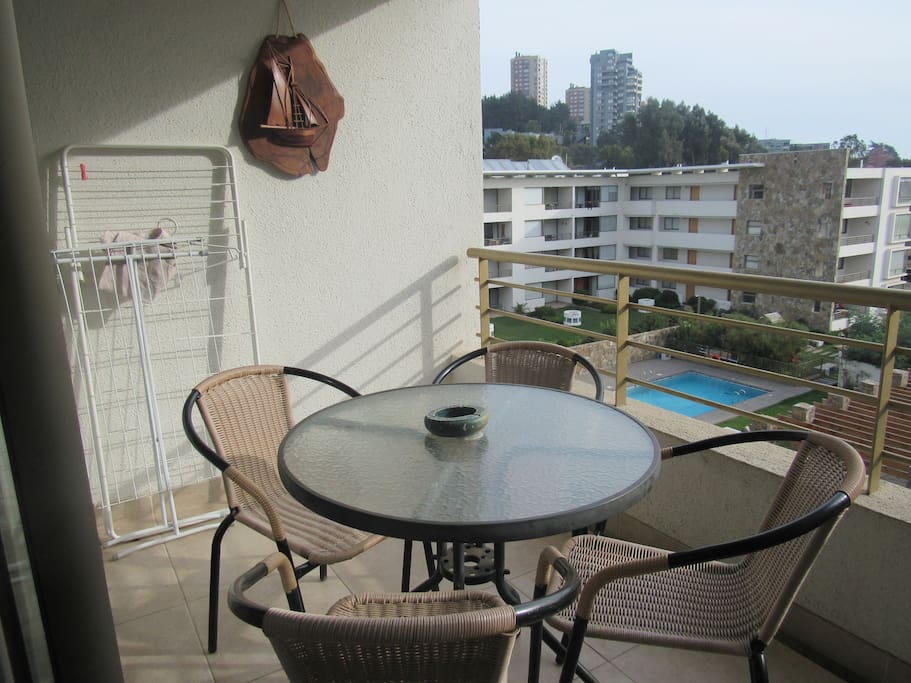 TERRAZA CON VISTA A JARDINES Y PISCINA