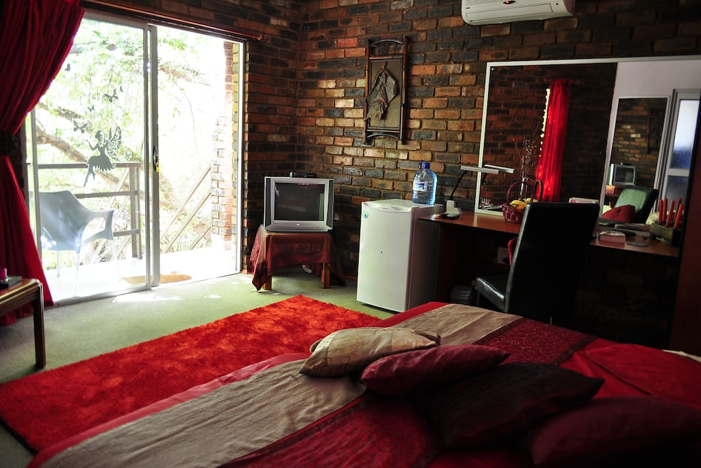 Two single beds - spacious room, between the birdies. Lovely view