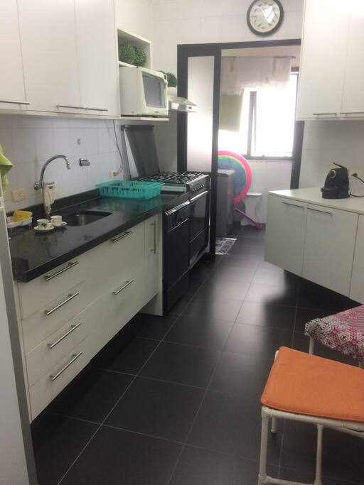 Cozinha (área de serviço ao fundo)