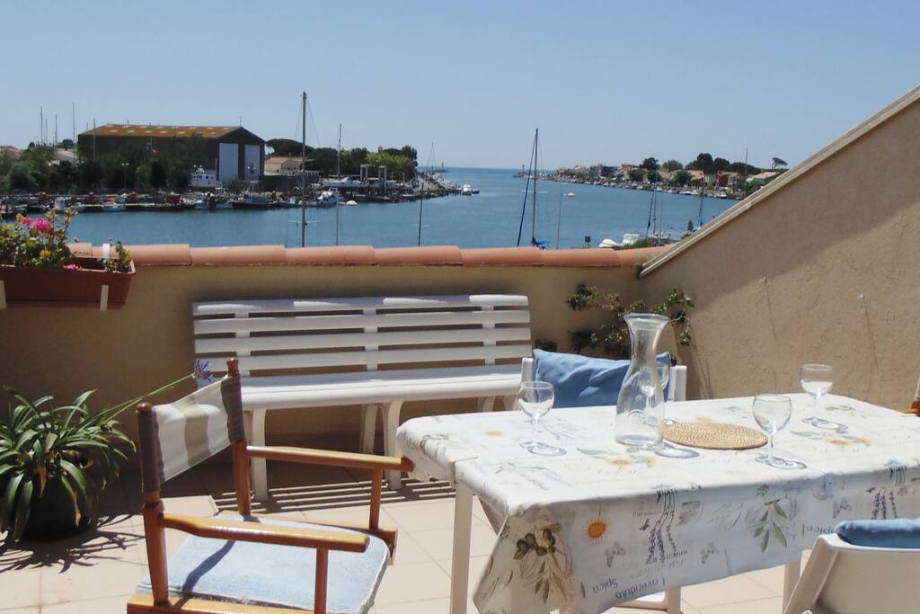 De la terrasse il y a une magnifique vue de l'embouchure de l'Hérault et les phares.