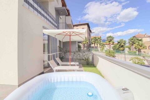 Large designer three-room apartment with garden and Jacuzzi
