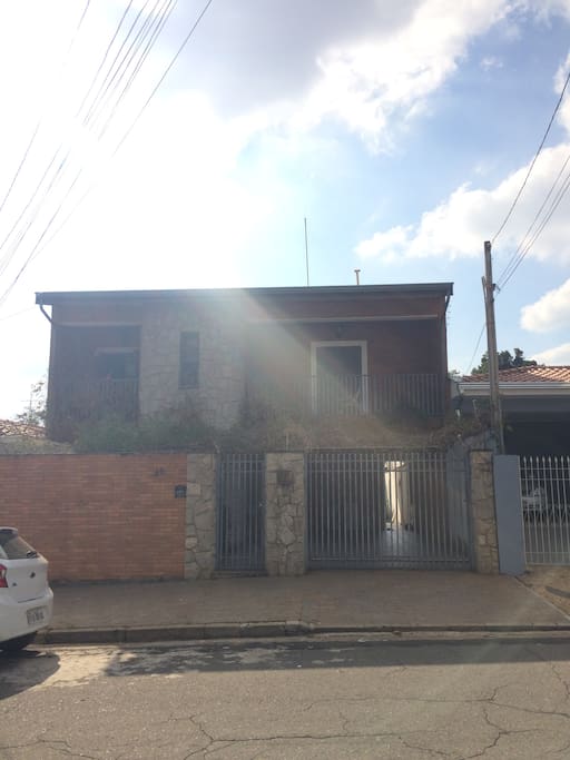A casa é um sobrado, o quarto em questão fica no segundo andar, nos fundos. O endereço é muito bem localizado, contando com comércio próximo (super mercado, farmácia, restaurante e bares) e terminal rodoviário (onde é possível pegar ônibus para vários locais de Campinas, inclusive direto para a rodoviária)