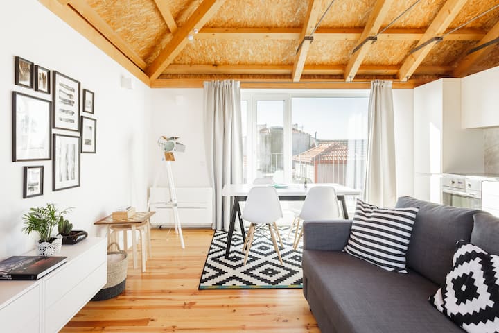 City Center Penthouse with 360° Terrace Steps from Clérigos