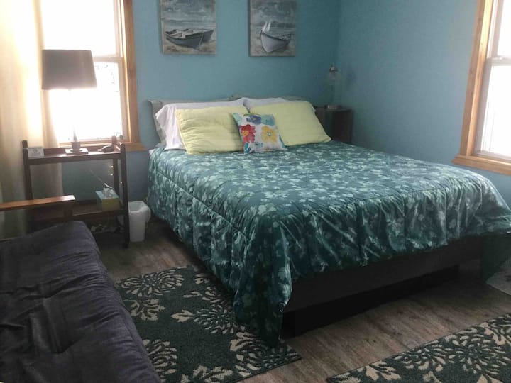 Најголемата соба има футон за единечен кревет за спиење, како кауч или за да се отвори кон брачен кревет. Има маса за багаж и навистина голем плакар. Простор за танцување, всушност...