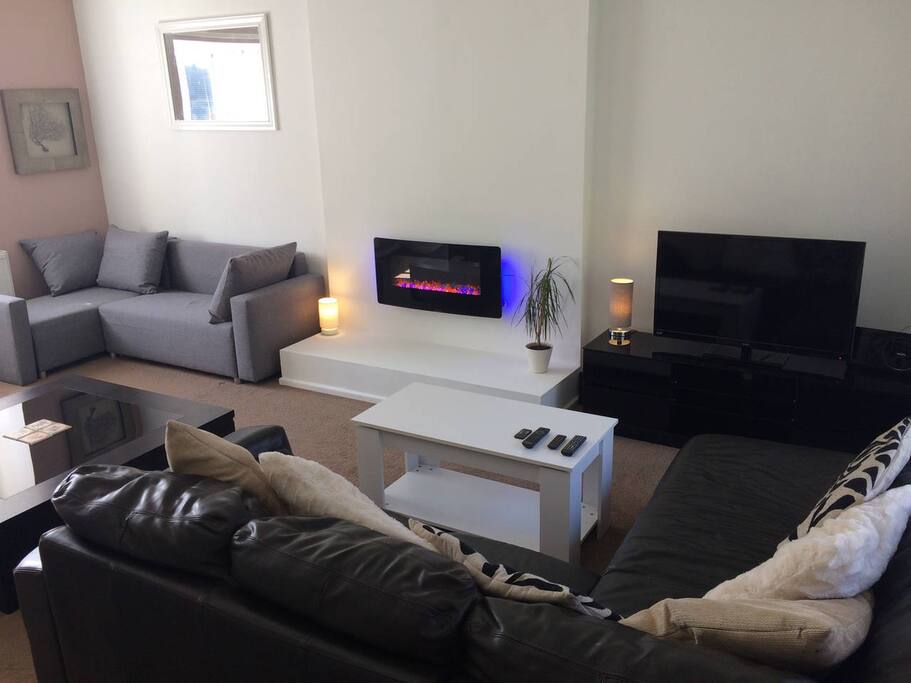 sunken 22 foot lounge with vaulted ceiling