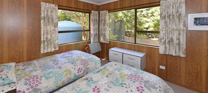 Dormitorio 2 (en la planta baja): dormitorio con dos camas individuales.
