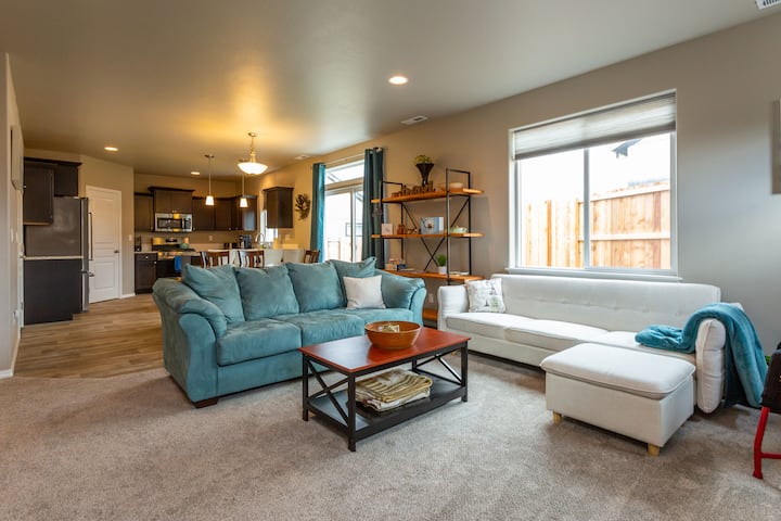 New 5 Bedrooms, Top 82" 4k Tv! Fiber, 4k Tv - メドフォード, OR