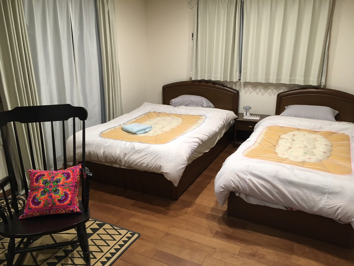 Спалнята има допълнително легло. Моля, попитайте ме, преди да резервирате.