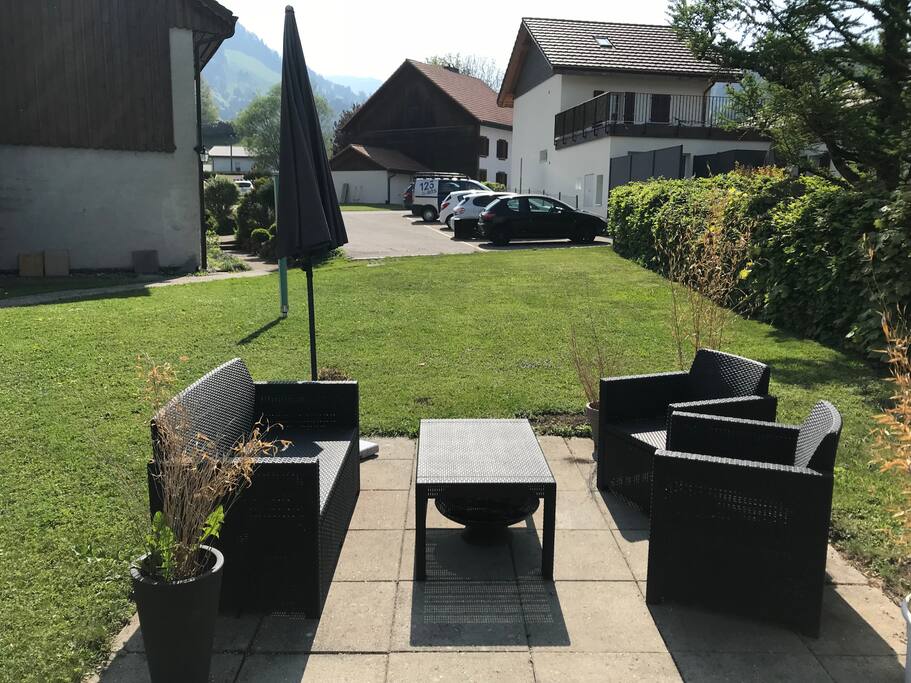 Info:
Cette partie du jardin est zone privée de voisine !