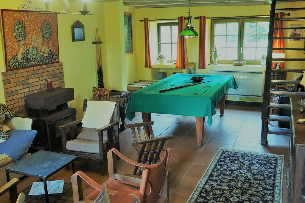 Son salon cosy avec avec son billard à six trous type snooker