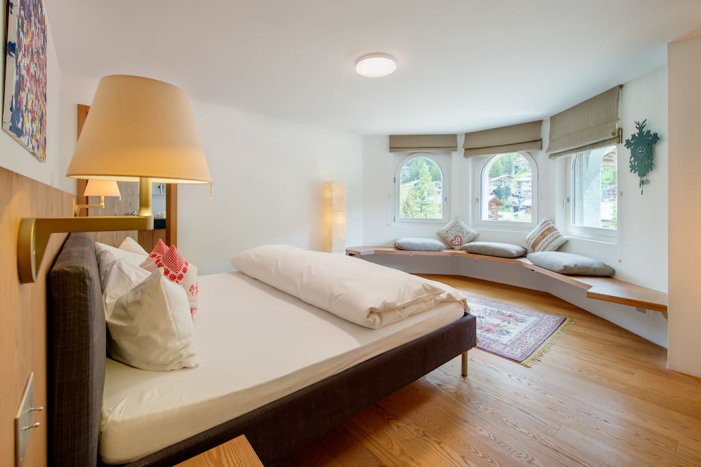 It can sleep 10 adults comfortably, and up to 14 adults and kids in total.