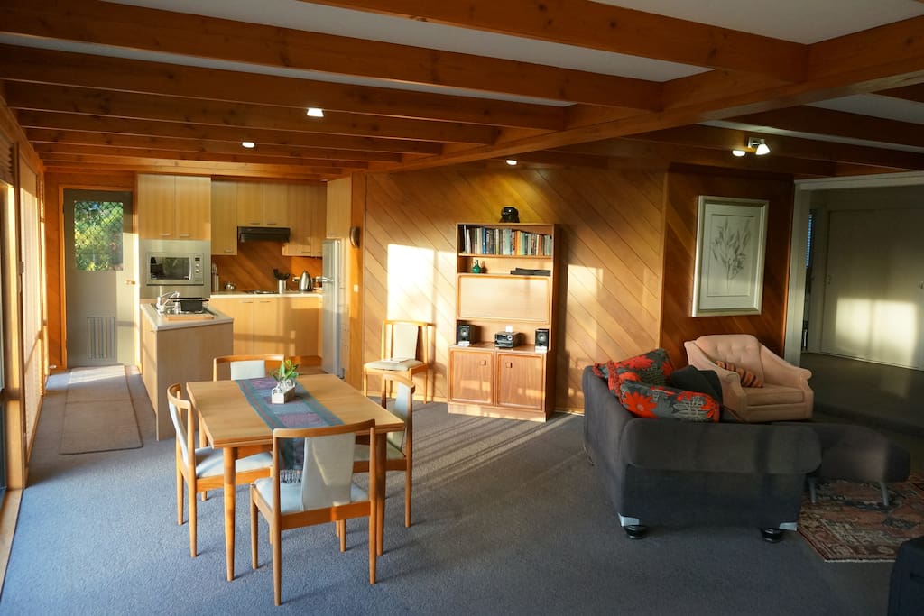 Kitchen/dining and lounge area