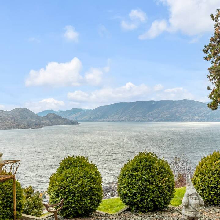 Vintage View, a 1 bed suite with lake views/hottub