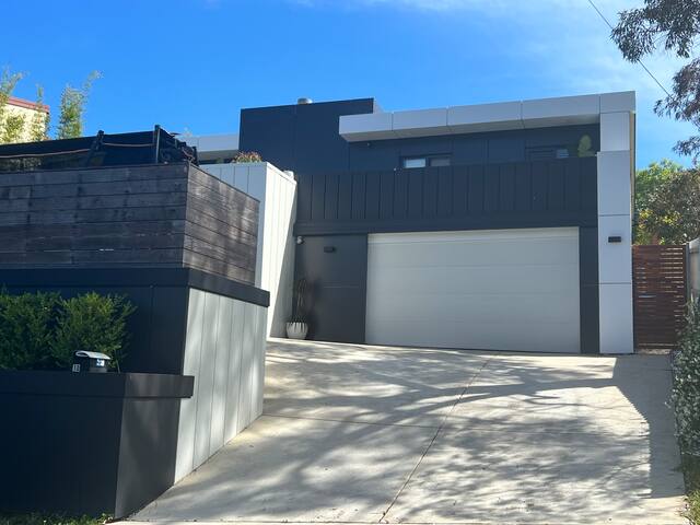 Family friendly house with a heated pool, + WIFI gallery image 3