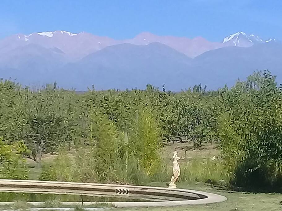 Bellísima paisaje a las montañas.